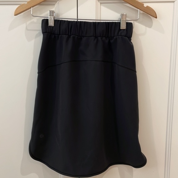 Lululemon On The Fly Black Skirt—Pockets—Great for Travel/Every Day! Like New-2 - Picture 6 of 8